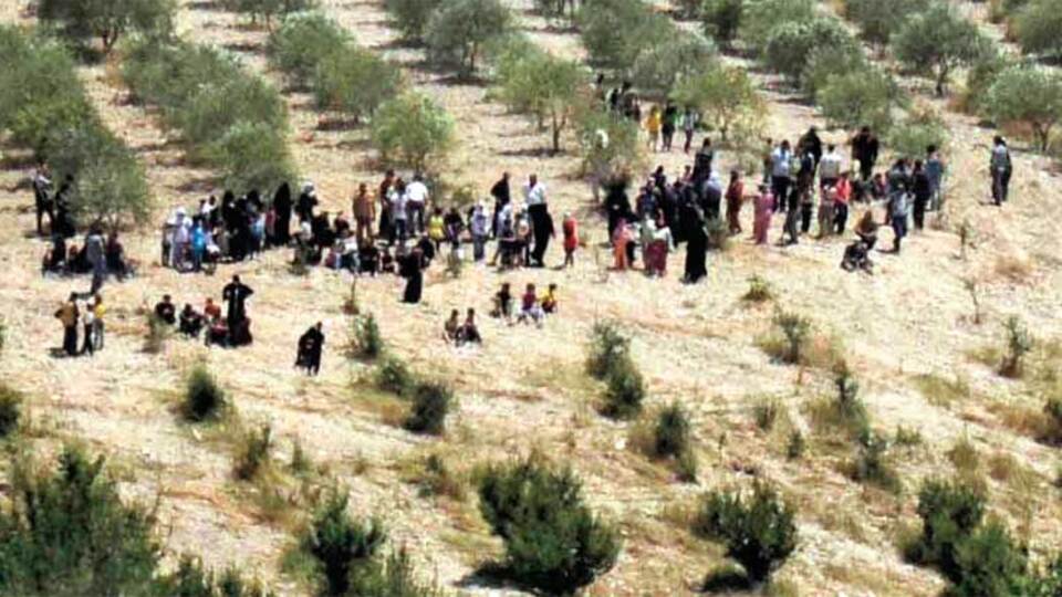 Esad'dan kaçan Suriyeliler Türkiye'ye sığınıyor