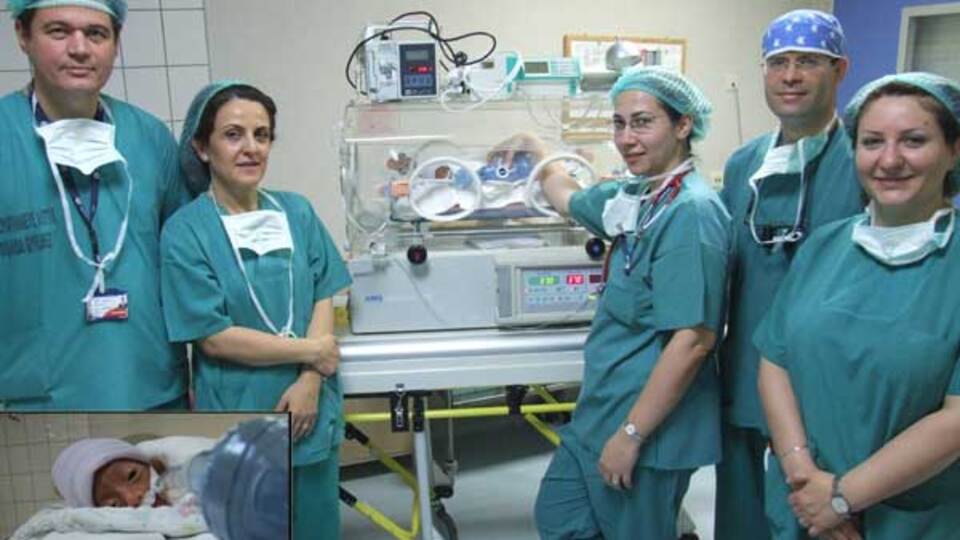 Parmak bebeğe ameliyat!