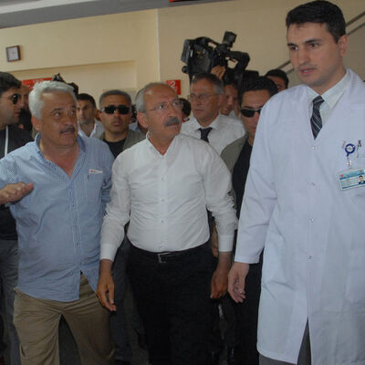 Kılıçdaroğlu yaralanan Başbakan korumasını ziyaret etti