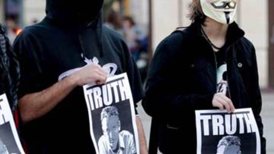 Türk polisinden Anonymous'a operasyon!