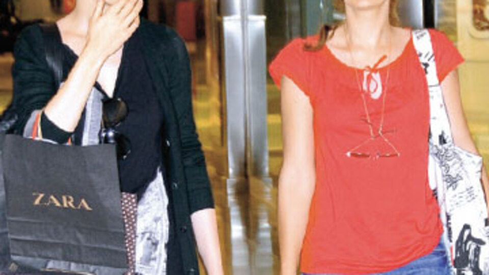 Kardeşinin sevgilisiyle tatile gidiyor!