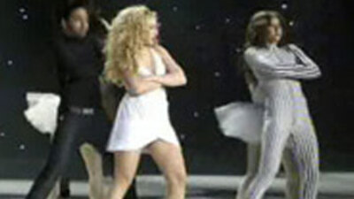 Hadise'den frikik zengini dans gösterisi! VİDEO