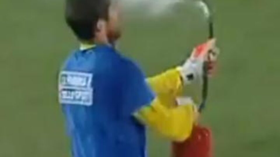 Bu kaleci deli! VİDEO