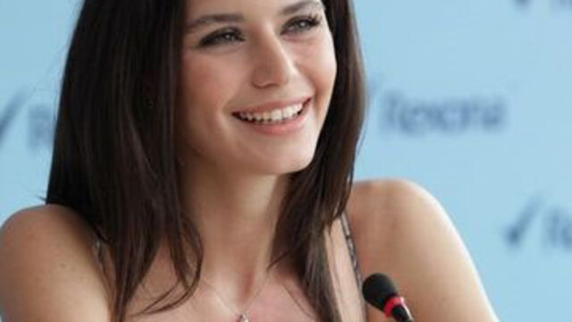 Beren Saat'in başına talih kuşu kondu GALERİ