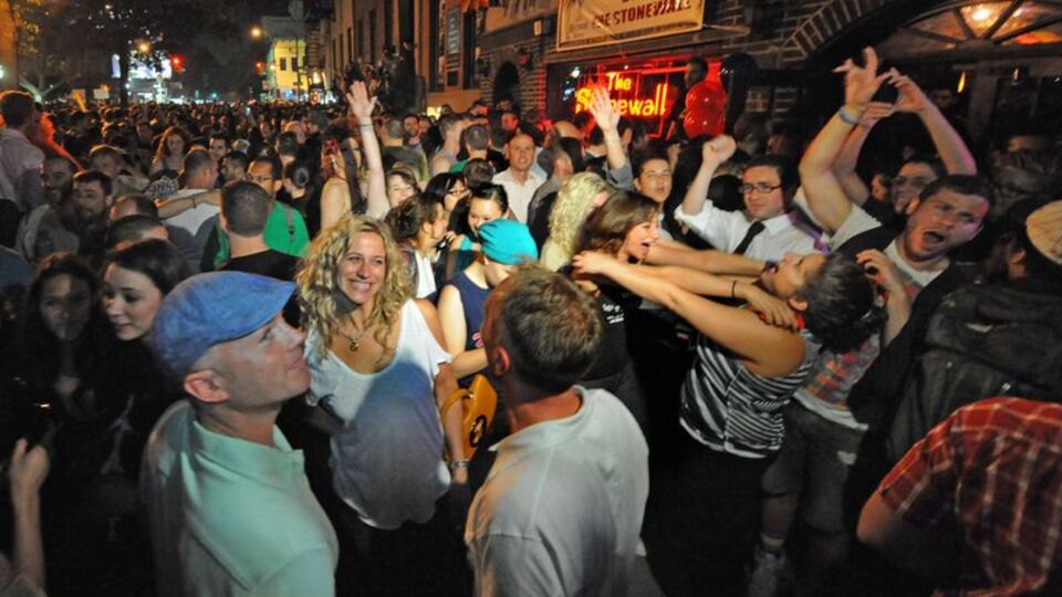 New York'ta eşcinsel evlilik yasallaştı