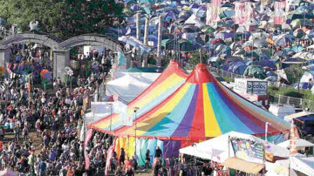 Glastonbury Festivali Yine Çamura Bulandı