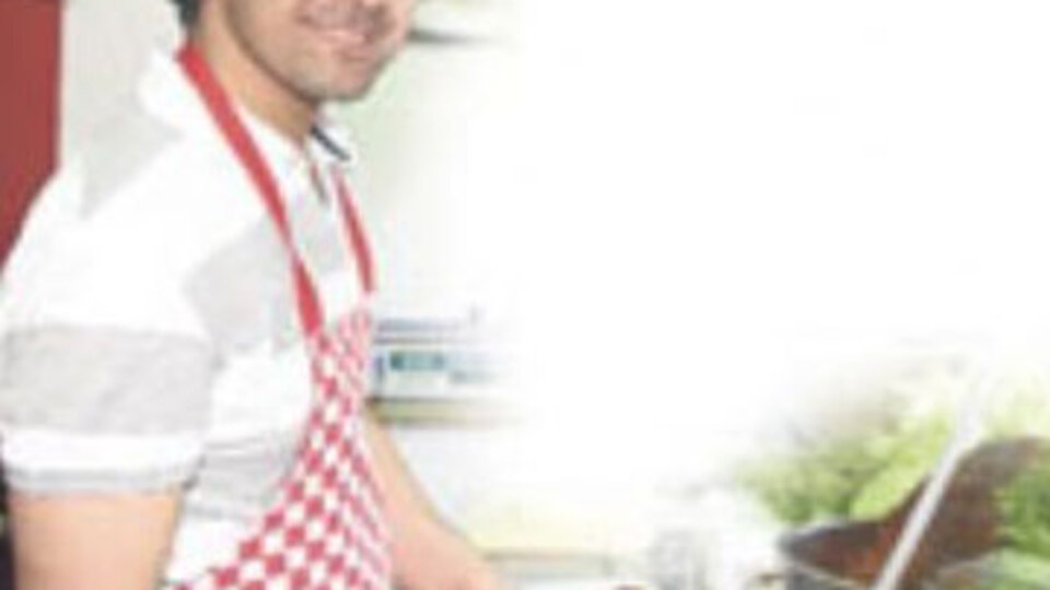 Popstar Bayhan çiğköfteci oldu!