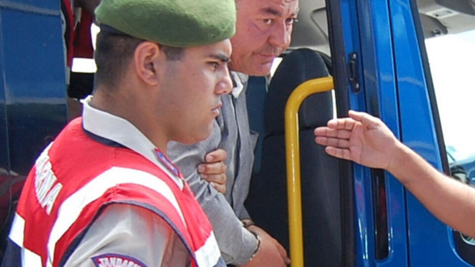 Meclis üyesini öldürdü, cezaevinde kendini astı