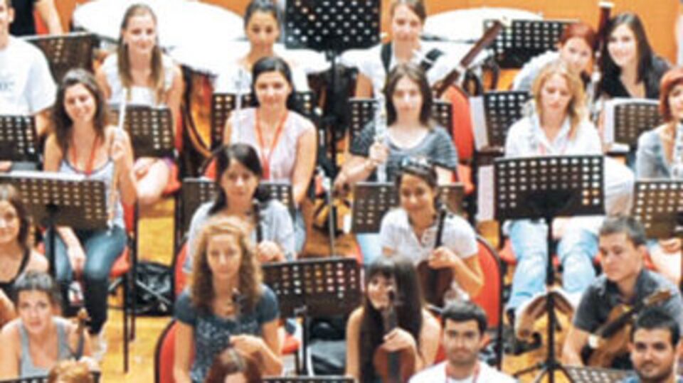 Genç klasik müzikçilere anlamlı destek
