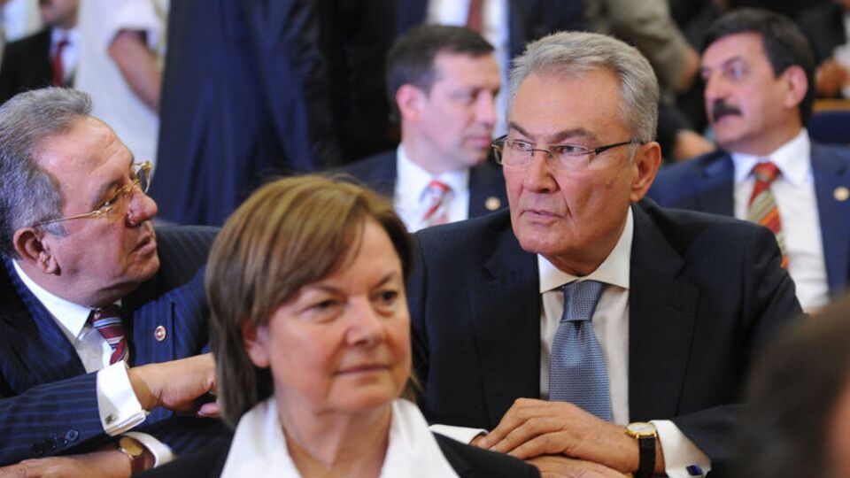 Muhalefet kurultaydan vazgeçti ancak Baykal ısrarlı