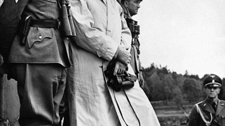 Nazi askerlerine şişme bebek