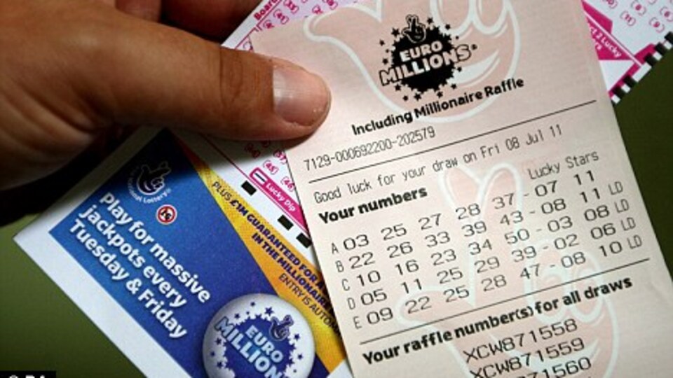 Avrupa'nın en büyük ikramiyesini kazandı