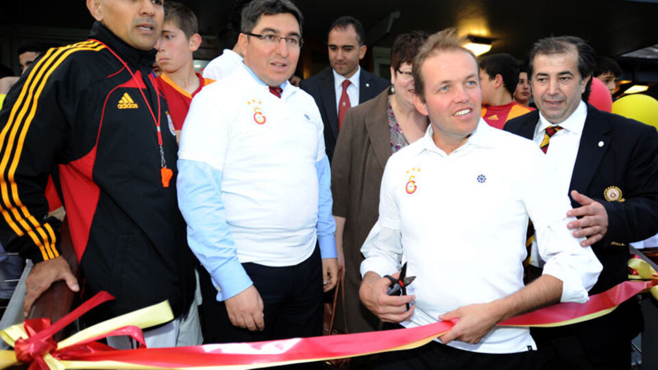 G.Saray İngiltere'ye açıldı!