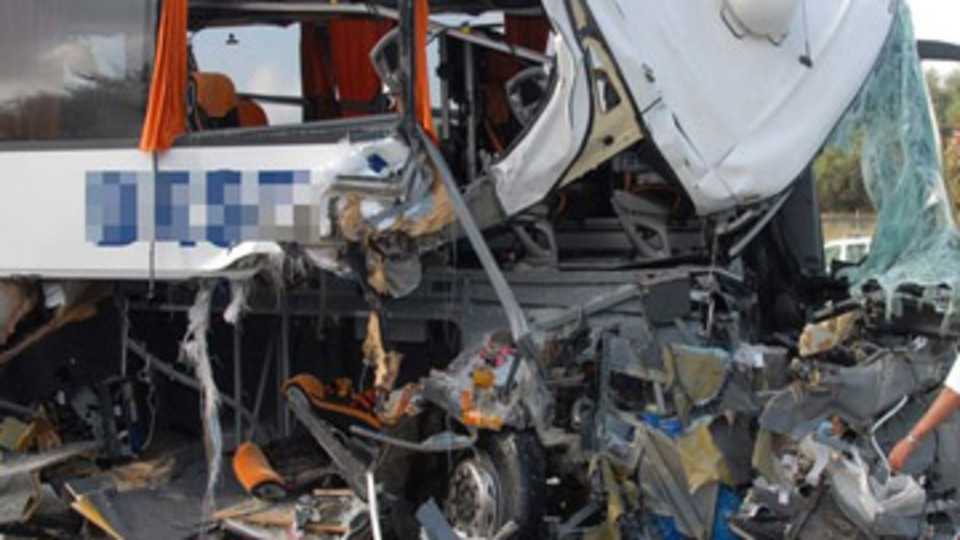 Otobüs TIR'a çarptı!