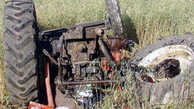 Devrilen traktörün altında kaldı