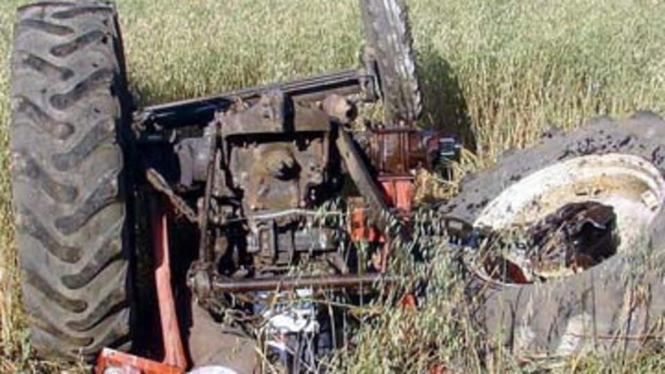 Devrilen traktörün altında kaldı