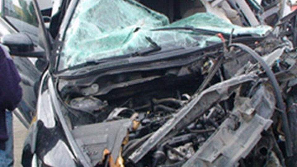 Otomobil bariyerlere çarptı: 2 ölü