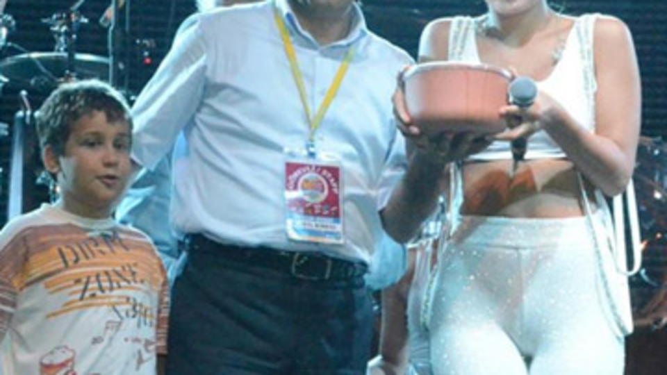 Kuzeniyle sahnede tanıştı