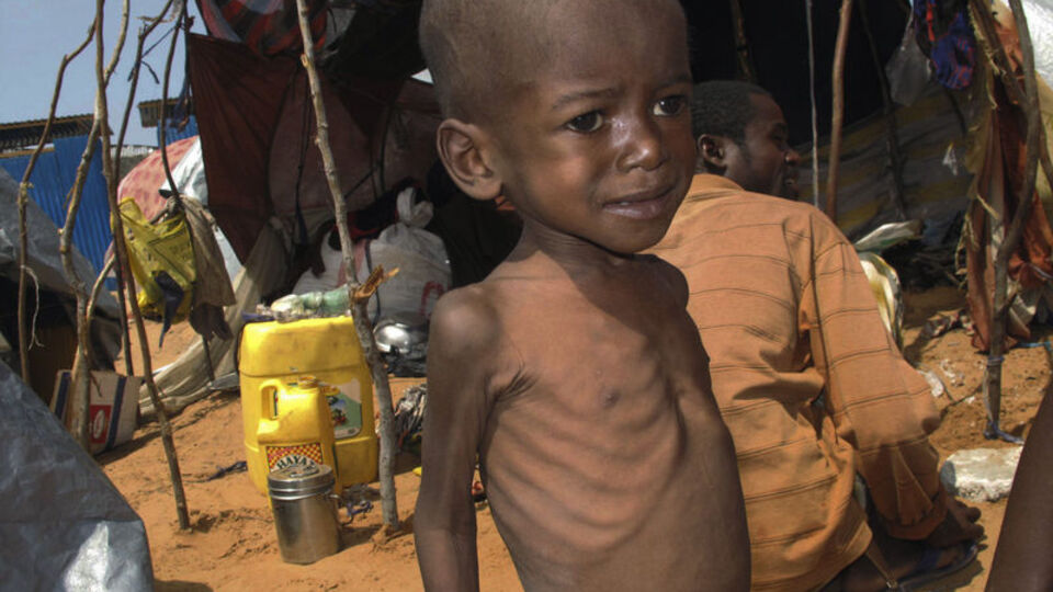 Aç çocuklar yollarda ölüyor