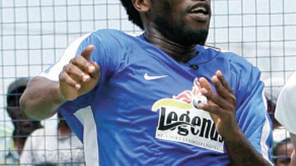 Okocha geri dönüyor!