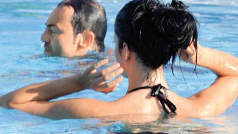 Şezlongda sarışın havuzda esmer