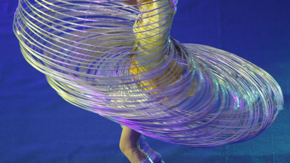 Aynı anda 150 hulahup çevirdi! GALERİ