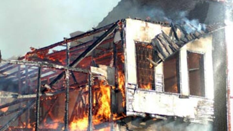 Diri diri yanmaktan son anda kurtuldular