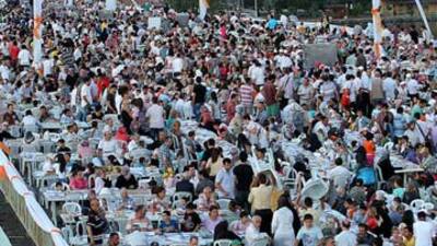 Köprüde 15 bin kişiye iftar