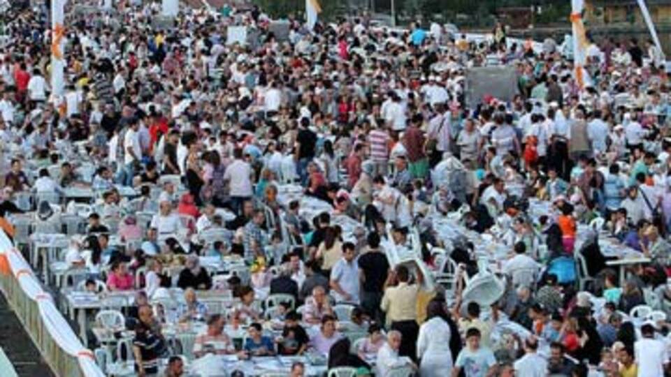 Köprüde 15 bin kişiye iftar