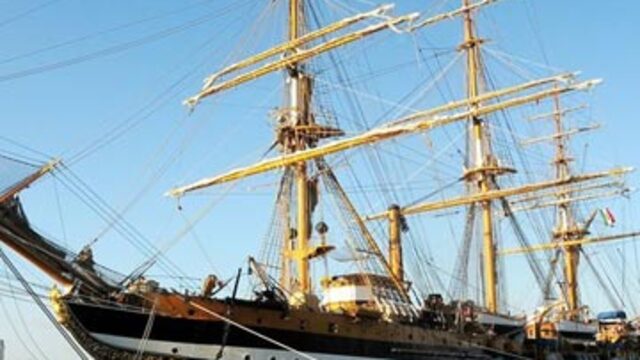 Dünyanın en büyük yelkenlisi İstanbul'da