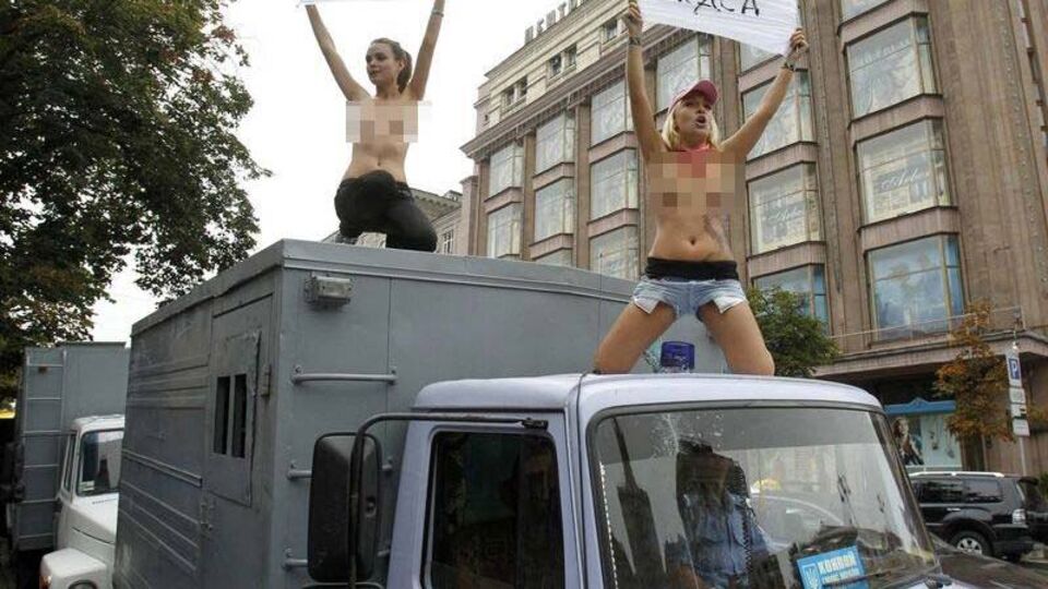 Birdenbire soyundular! GALERİ