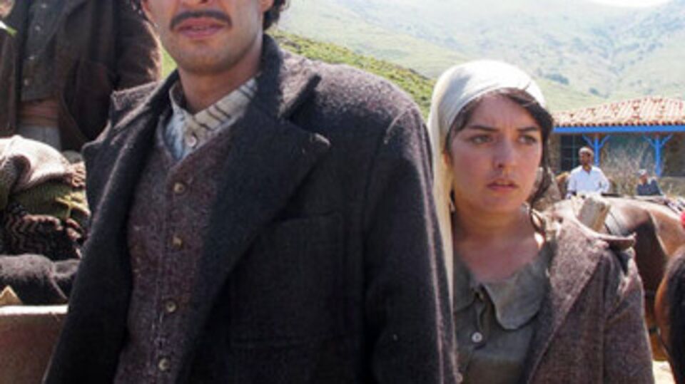 Ezgi Mola ve Mert Fırat aynı dizide