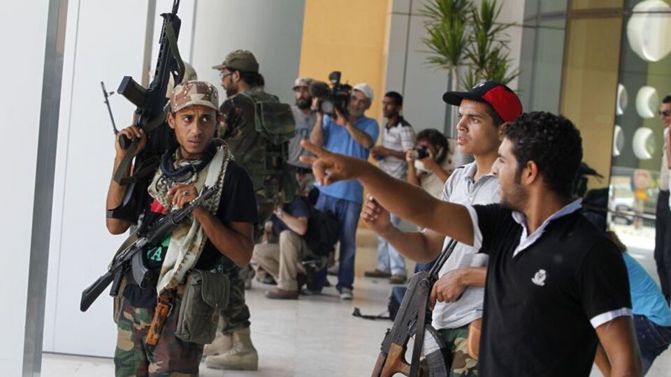 Muhalifler: Kaddafi'yi sıkıştırdık