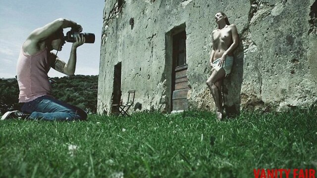 2012 takvimi için çıplak poz verdi GALERİ