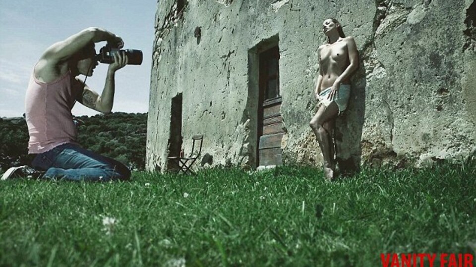 2012 takvimi için çıplak poz verdi GALERİ