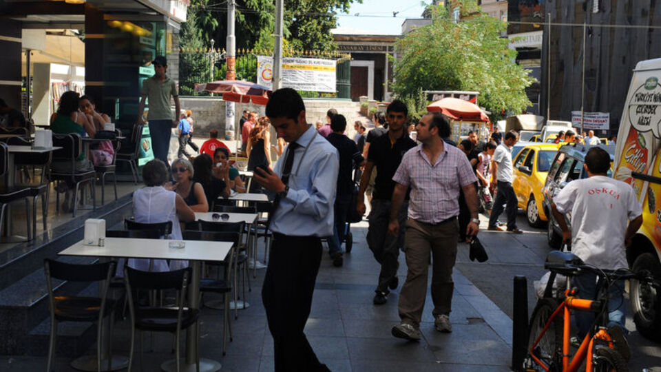 Masa sandalye yasağı Le Monde'da