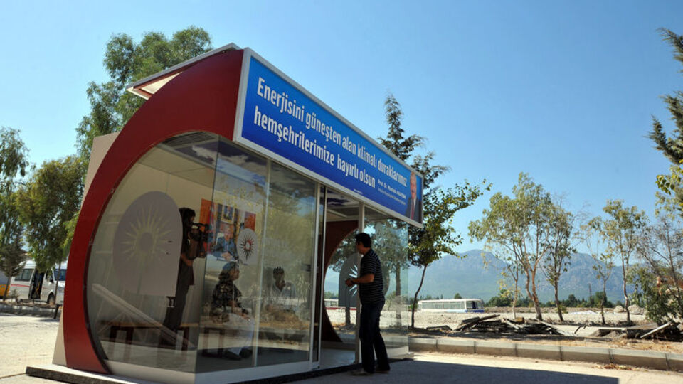 Güneş enerjisiyle çalışan klimalı otobüs durağı!