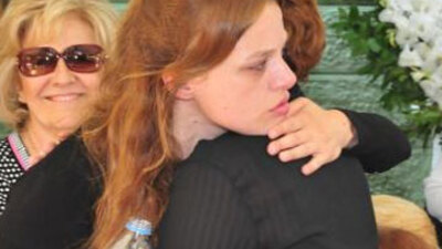 Küs kardeşler cenazede barıştı