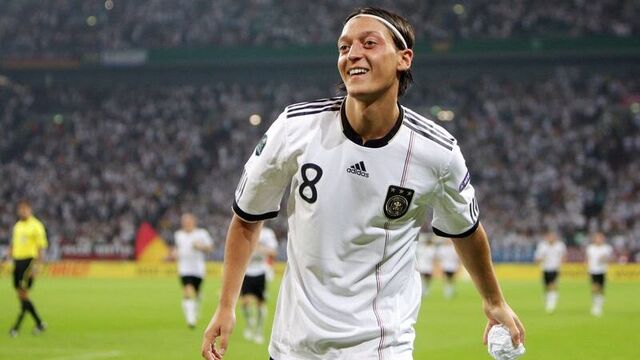 Almanlar Mesut'a doyamıyor!