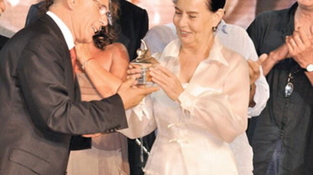 Fatma Girik'i duygulandıran ödül