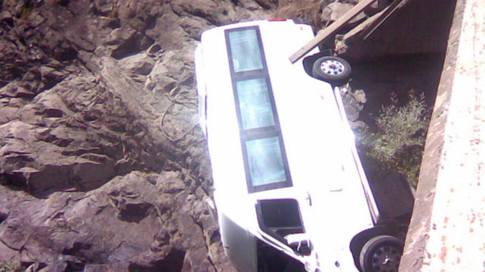 Yolcu minibüsü köprüden düştü