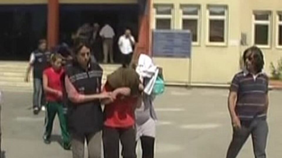 Küçük kızlara zorla fuhuş!