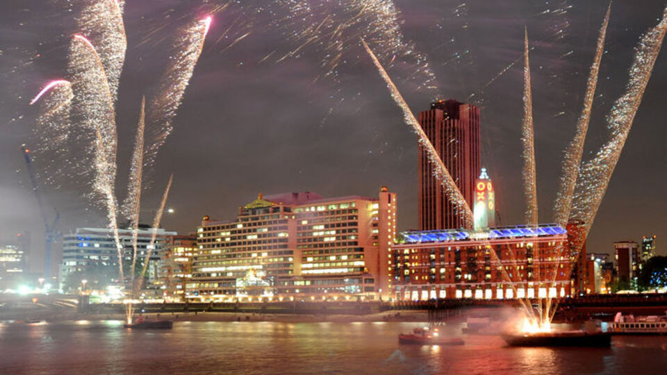 Havai fişekler altında Thames nehri! GALERİ