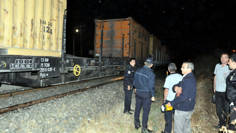 Trenin önüne atladı!