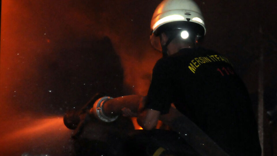 Tekstil fabrikası alev alev yandı