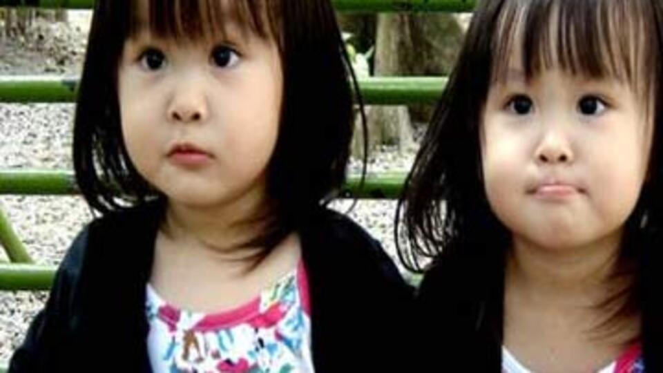 İkizler aynı okula mı gitmeli