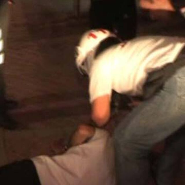 Polis serum tuttu, sağlık memuru müdahale etti VİDEO