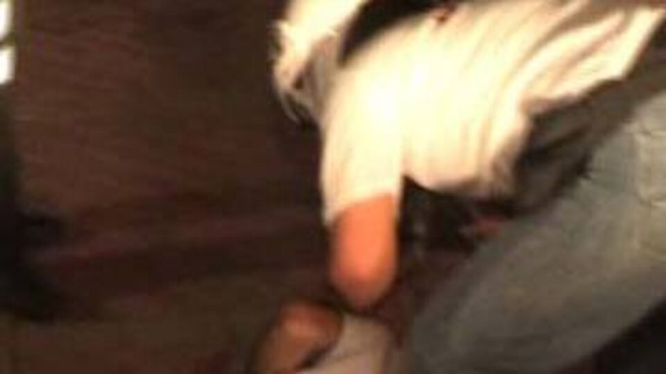 Polis serum tuttu, sağlık memuru müdahale etti VİDEO