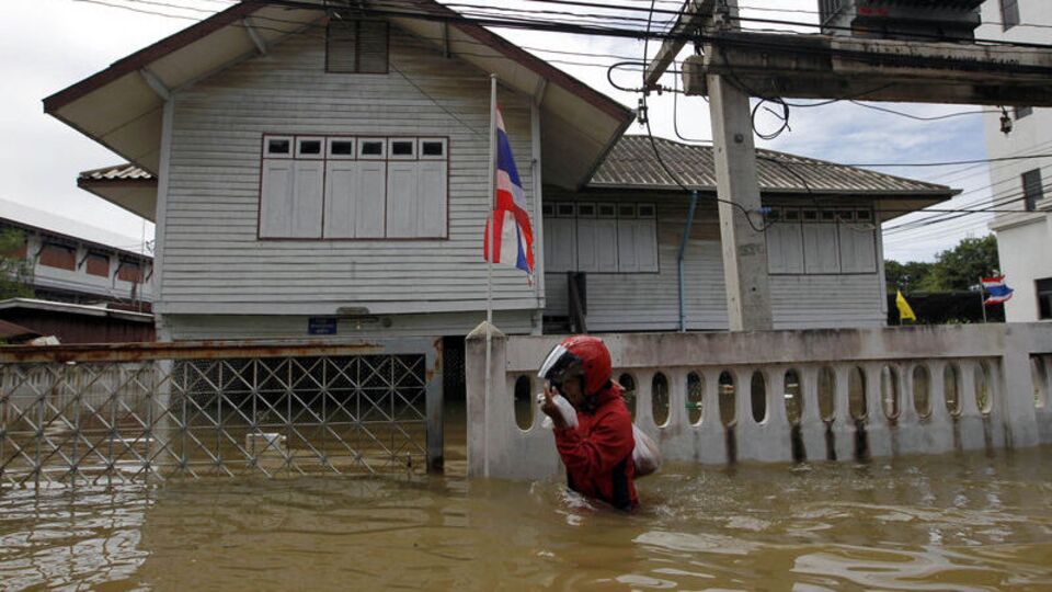 Tayland'da sel 98 can aldı