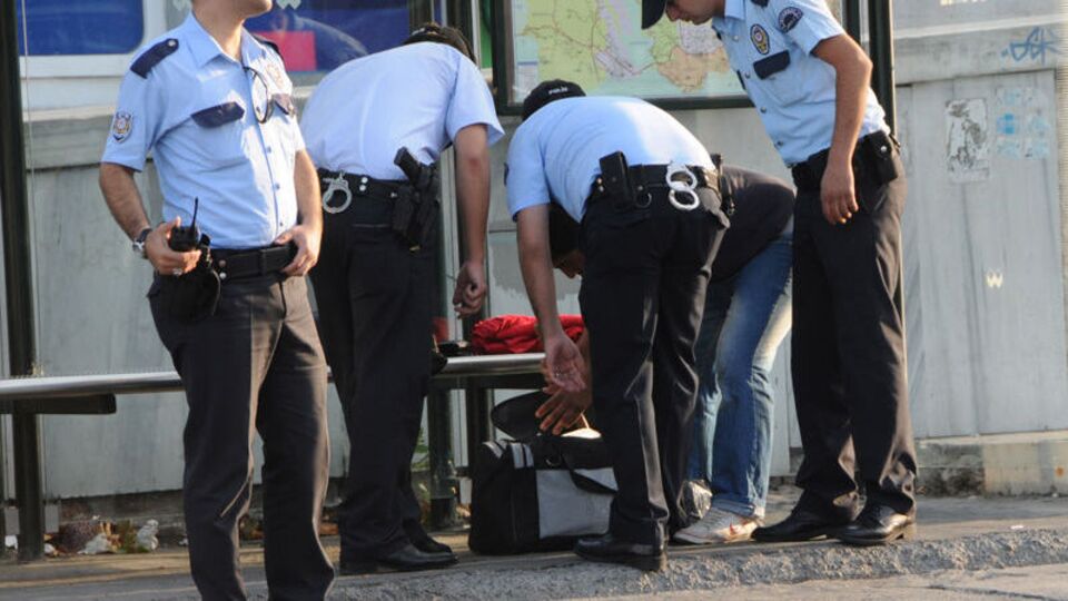 Dalgın asker polisi alarma geçirdi!